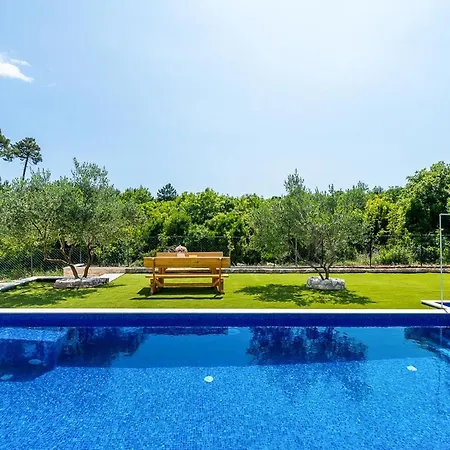 Villa Pula Villa Sleeps 6 With Pool Air Con And Wifi Pobrezje