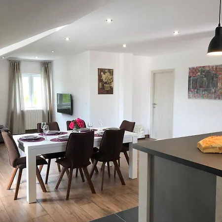 Villa Pula Villa Sleeps 6 With Pool Air Con And Wifi *