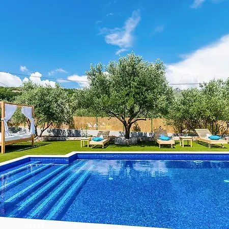 Pula Villa Sleeps 6 With Pool Air Con And Wifi *