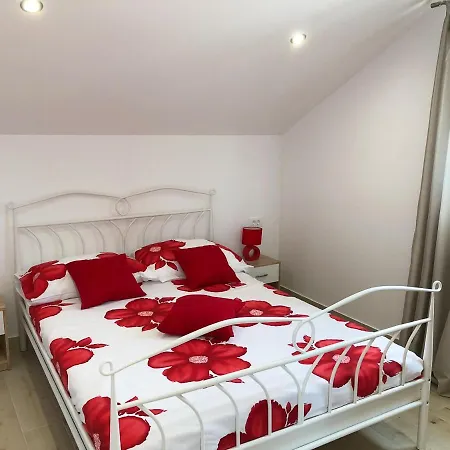 Pula Villa Sleeps 6 With Pool Air Con And Wifi