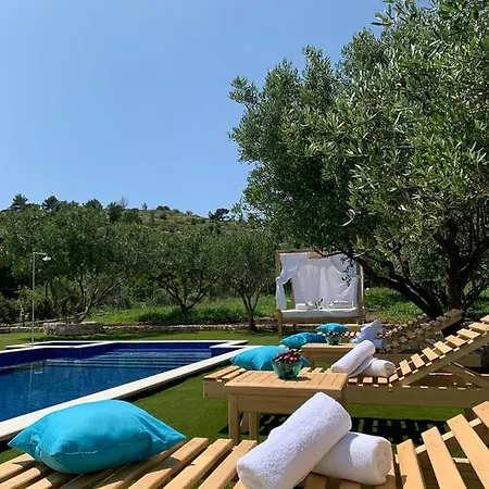Pula Villa Sleeps 6 With Pool Air Con And Wifi Vila *