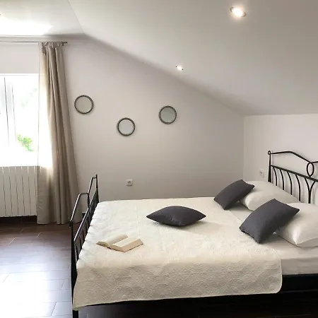 Pula Villa Sleeps 6 With Pool Air Con And Wifi